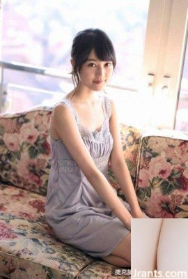 (Nogizaka) Erika Ikuta (19 ans), une jeune femme sérieuse, est très populaire pour son apparition dans un livre photo (24P)