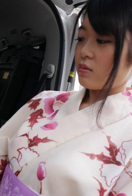 Petite femme timide en kimono(23P)