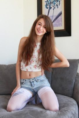 Sweet Teen Willow Hayes enlève son short et sa chemise pour répandre les lèvres et le jouet de la chatte (15p)