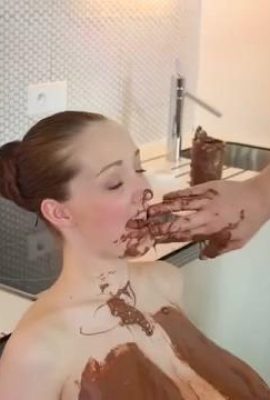 Le petit déjeuner au chocolat du petit enfant avec de gros seins est si sucré (36p)
