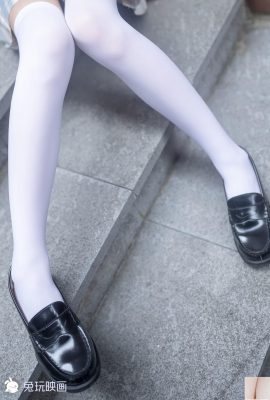 (Lapin joue avec les films) – C’est la chose la plus délicieuse à enlever vos chaussures