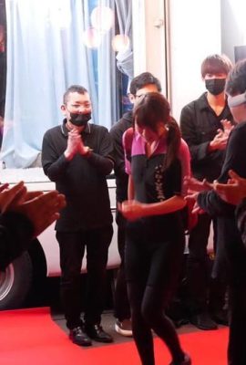 Merde, les petits japonais savent vraiment jouer, et un groupe de personnes regarde et se masturbent dans la salle de verre (15p)