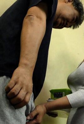 Une femme mature frustrée séduit son voisin avec des vêtements qui mettent l’accent sur ses seins et ont un sexe obscène et obscène avec une femme obscène! (20p)