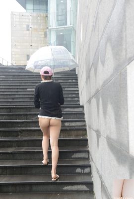 (Auto-Photo) Exposé Crazy Girl Tinging un jour de pluie (30p)