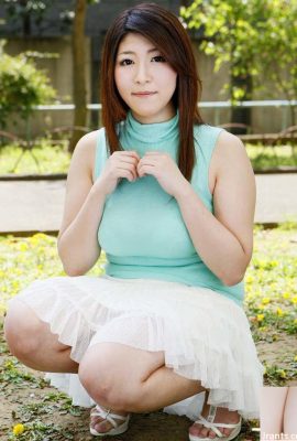« Big Breast Mania n ° 9 » Araki Rina (30p)