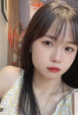 Une photo cool d’une belle fille avec une fille nue et exposée! (14p)