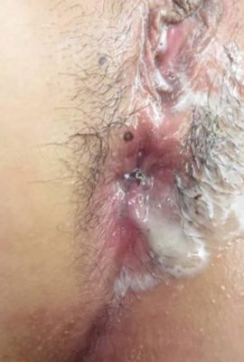 Les deux oncles ont ramassé la jeune femme et l’ont baisée tout en la touchant. Après baiser, ils se sont épuisés à tour de rôle propre (12p)