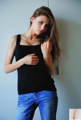 L’adolescente brune Mila Azul expose ses magnifiques gros seins et pose nue (20p)