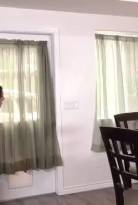 Devant papa et frère, la fille a été baisée par un nègre (20p)