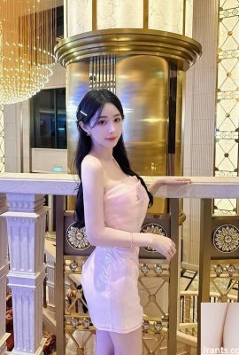 La diffusion en direct de la jolie fille « Ula » a des seins chauds et beaux sous son doux visage (10p)