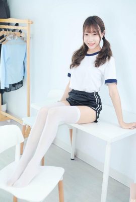 « Qiaoqiao » a un corps super beau avec une belle jambe + une faute sur les fesses (10p)