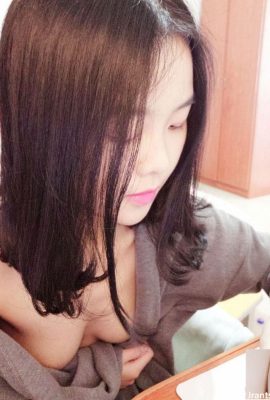 Le diffuseur en direct féminin a enlevé ses vêtements et a joué avec elle afin de gagner de l’argent! (18p)