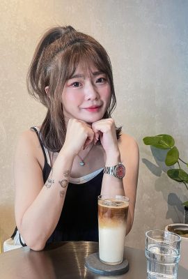 La jolie fille « Sunny Tingting » révèle son corps blanc et tendre devant son arme (10p)