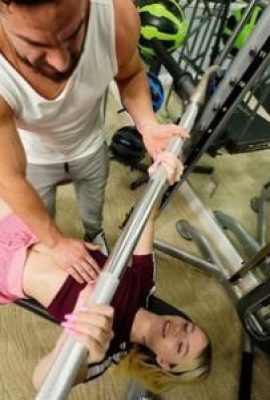 Jayden Black séduit un homme fort et a des relations sexuelles dans le gymnase (11p)