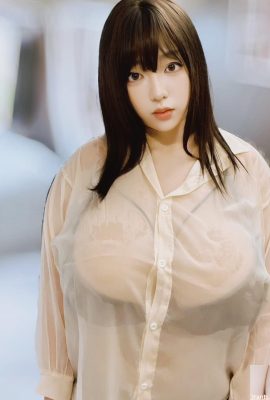 La célébrité Internet avec de gros seins « bibi » ne peut pas couvrir ses seins (10p)
