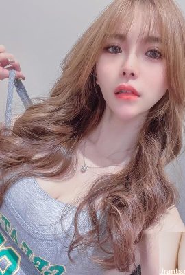 Le petit diable sexy « Katie Xuan » a une forme de sein dodue qui est très accrocheuse (10p)
