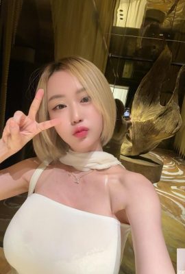 Blonde Girl « Mewbd » a un corps chaud qui est bombé devant et incliné (11p)