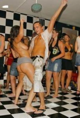Profitez de l’orgie de sexe fou avec des seins dodus à Drunk Sex Party (10p)
