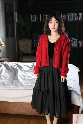 (Collection en ligne) Little Dot – Robe noire d’un modèle dans la couleur (150p)