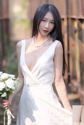La figure féroce « Sunny » est une montre sexy et salope complète (10p)