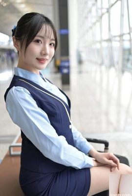 Belle agent de bord en uniforme