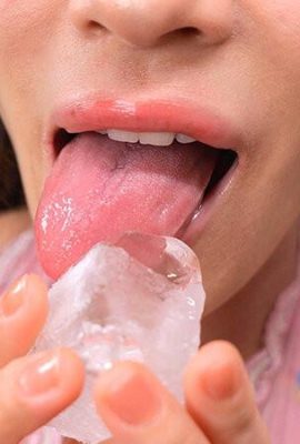 Morinaga Ice : Une femme au visage obscène avec une langue qui se tortille Morinaga Ice (21P)