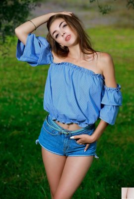Agatha Ann – Ongles argentés (110P)