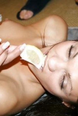 Le ventre plat d’une blonde salope recouvert de sperme après un sexe en groupe (11P)