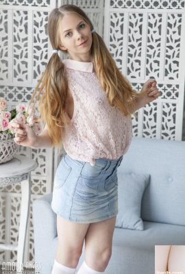 Nastyshka, rousse pâle, porte ses cheveux en nattes tout en dévoilant son corps d’adolescente (20P)