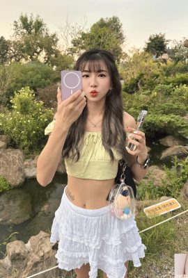 Le modèle glamour « Jiujiu » a des yeux électriques profonds et une silhouette irrésistible (10P)