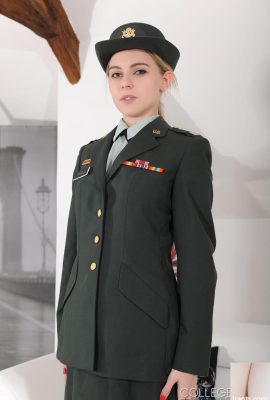 Uniforme universitaire avec Chloe Toy Sex Photos (21P)