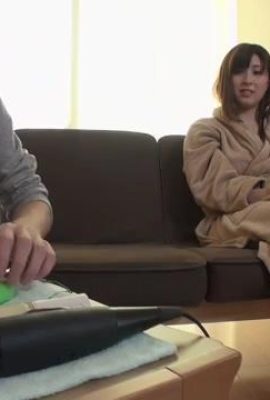 C’est la première fois qu’une femme aux gros seins vient chasser une jeune fille. Une telle femme est vraiment excitée (27P)