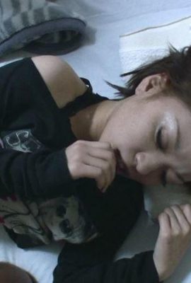 Amatrice à la chatte super poilue doit être très sexy et salope au lit (28P)