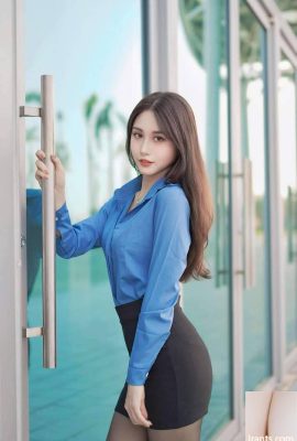 Beauté aux cheveux longs avec des fesses perverses et des bas noirs