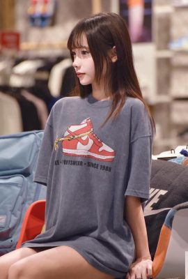 « YY » a un sourire capricieux et des courbes corporelles parfaites qui vous donneront le vertige au premier regard (10P)