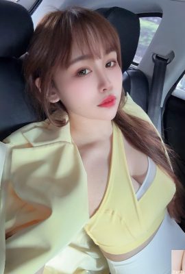 « Irene Huang Xiao Ge » petit poney aux beaux seins montrant une courbe souriante (10P)