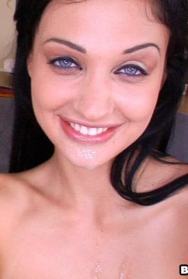 Jeune femme sexy aux yeux bleus vole un homme noir, seul un gros canon noir peut la satisfaire (12P)