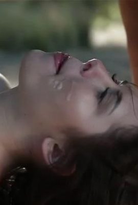 Un couple est allé à un rendez-vous, a baisé deux trous sur un banc de parc, a fait une pipe (33P)