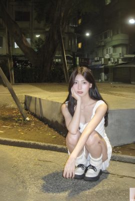 Plein de sincérité ! Avec des looks angéliques, une peau claire et une peau tendre, la belle en bikini affiche sa belle silhouette ! (15P)